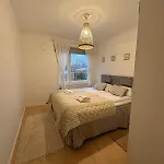 Appartement Modern Laegenhet Med Villakaensla
