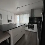 Modern Laegenhet Med Villakaensla *