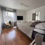 Modern Laegenhet Med Villakaensla Apartamento *