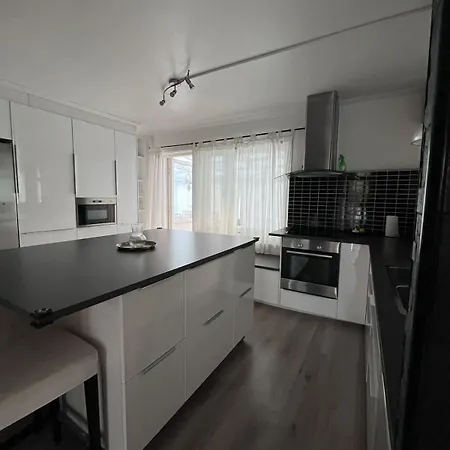 Modern Laegenhet Med Villakaensla *