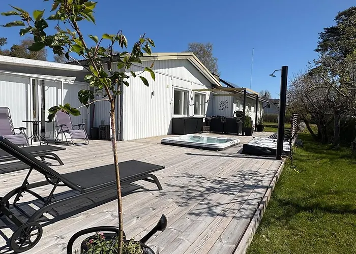 Modern Laegenhet Med Villakaensla Apartman